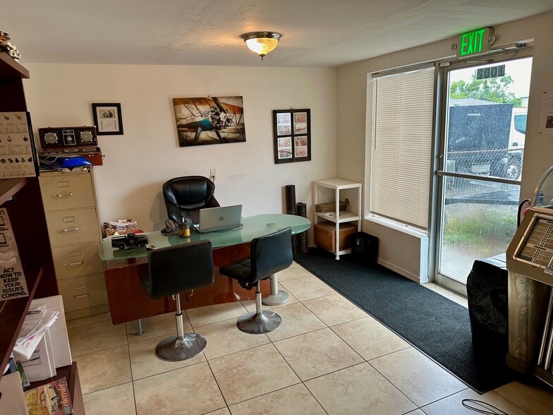 More Photos Of 1002 SE 9th St, Cape Coral Service For Sale