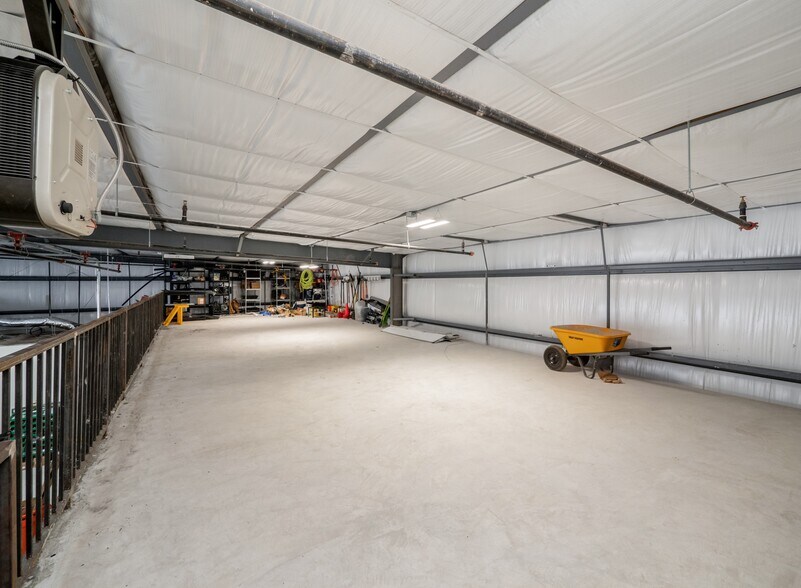 More Photos Of 19832 Panther Dr, Pflugerville Showroom For Lease