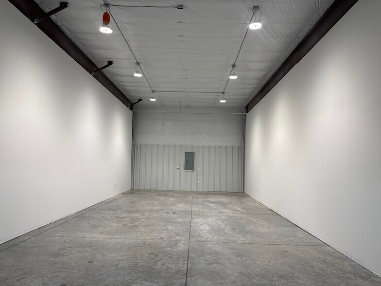 More Photos Of 3405 NW Jefferson St, Blue Springs Flex For Lease