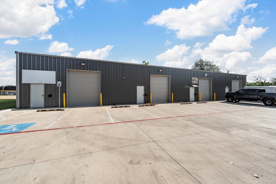 More Photos Of 210-212 Stanfield Dr, Waco Light Manufacturing For Sale