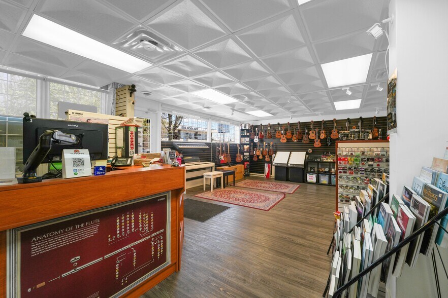 More Photos Of 1333-1335 Johnston Rd, White Rock Storefront For Sale