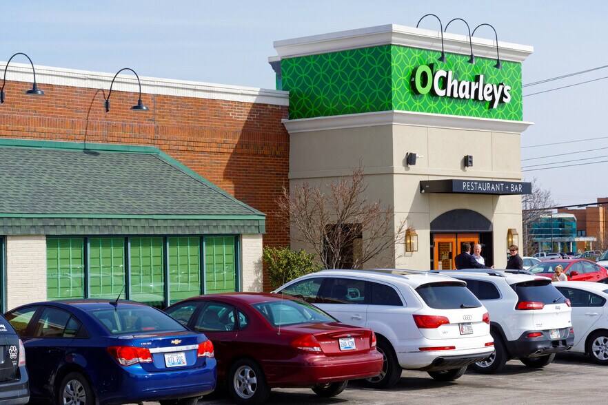 Primary Photo Of 7414 Turfway Rd, Florence Restaurant For Lease
