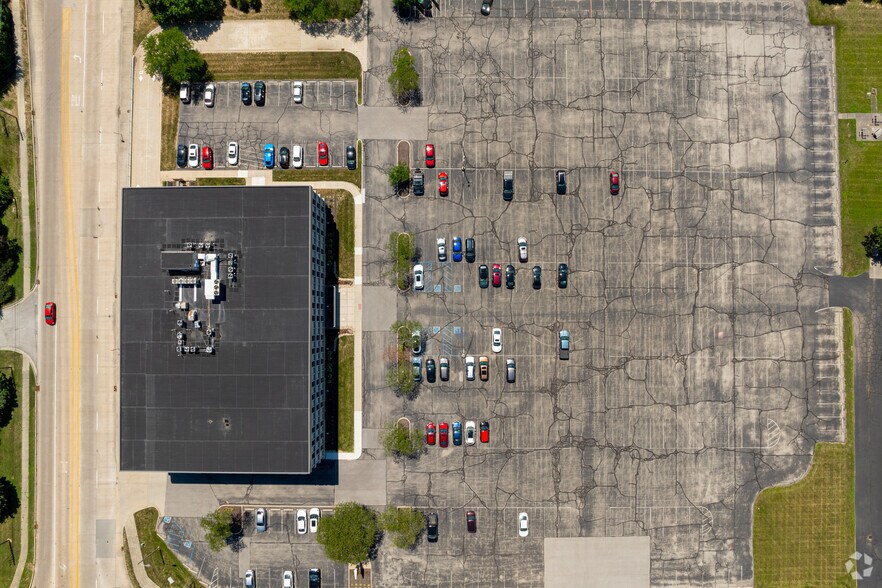 More Photos Of 3901 W 86th St, Indianapolis Office For Lease