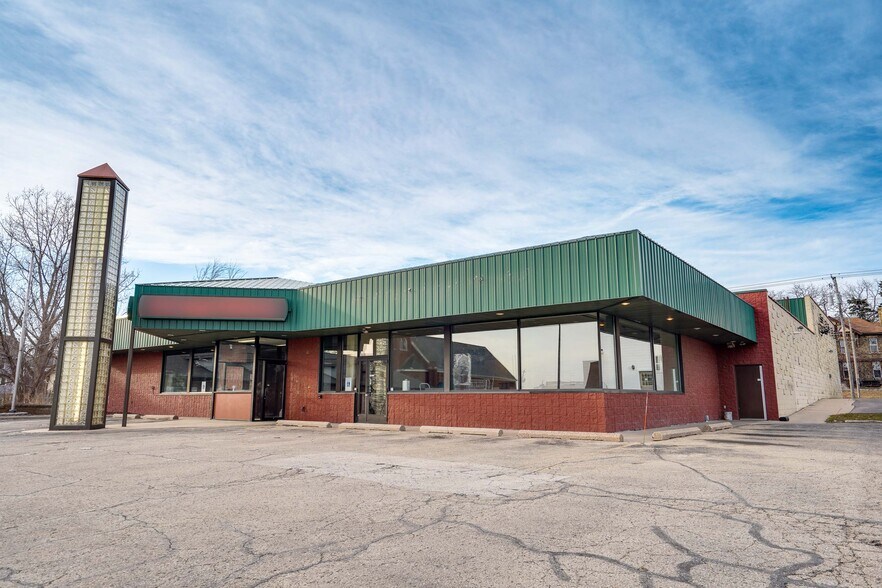 More Photos Of 112 W Maple Ave, Beaver Dam Freestanding For Lease