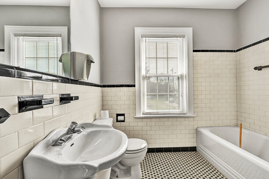 More Photos Of 5034 Williamson Rd NW, Roanoke Office For Lease