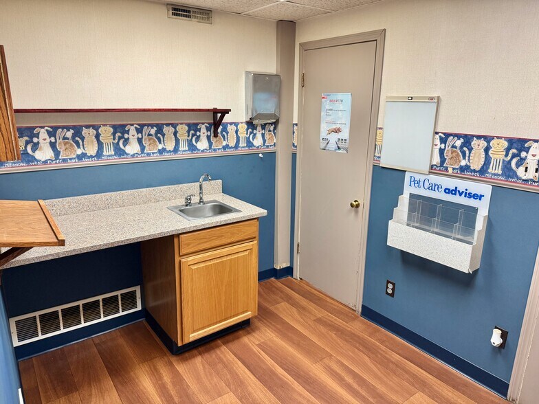 More Photos Of 1107 Lincoln Way E, Massillon Veterinarian Kennel For Sale