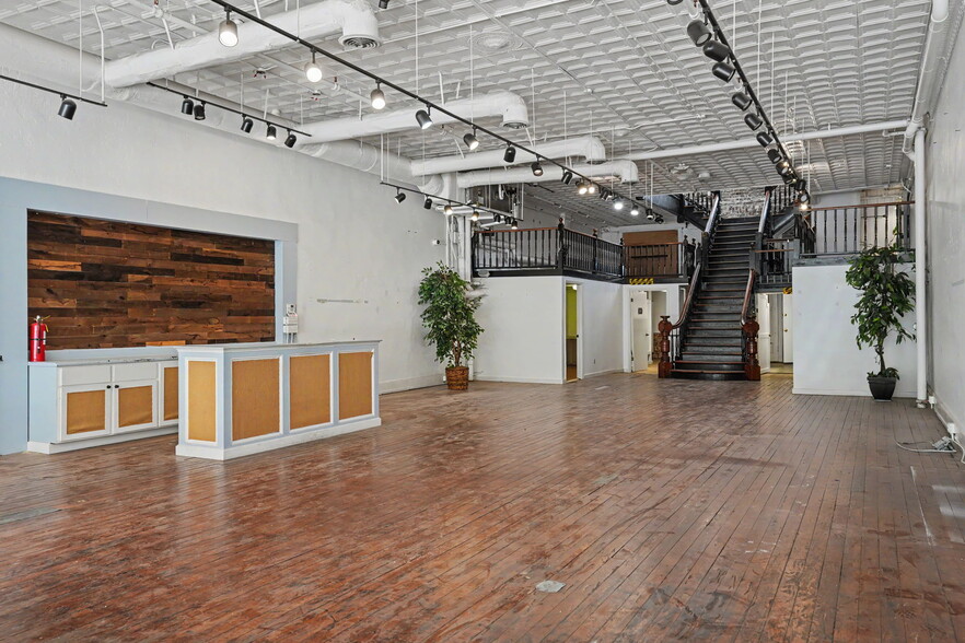 More Photos Of 318 W Broughton St, Savannah Storefront Retail Residential For Lease