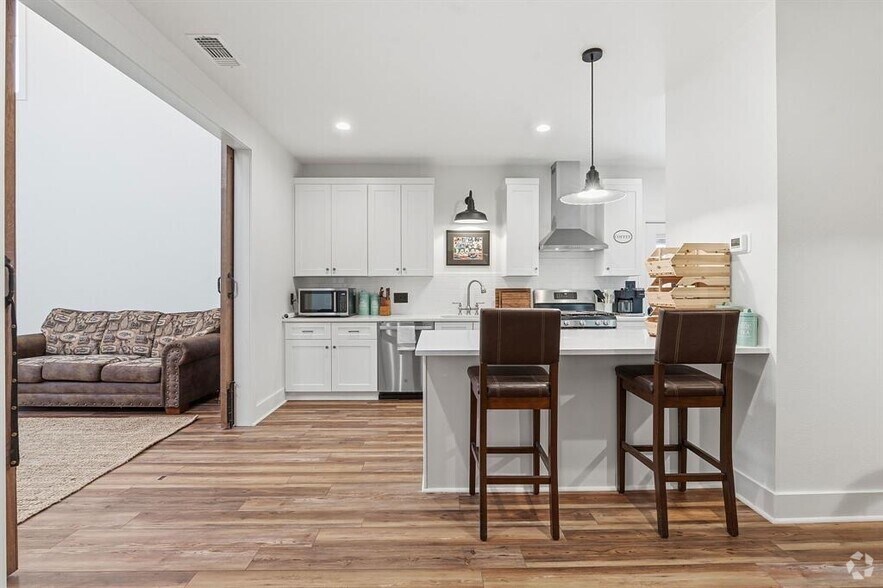 More Photos Of 1006 Frost Ave, Driftwood Loft Creative Space For Sale