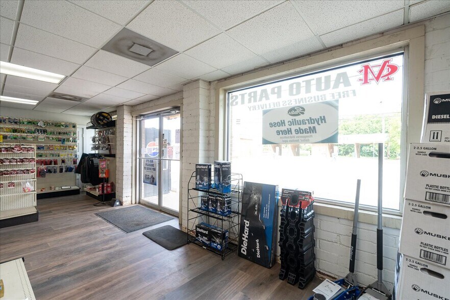 More Photos Of 317 General Daniel Ave N, Danielsville General Retail For Sale