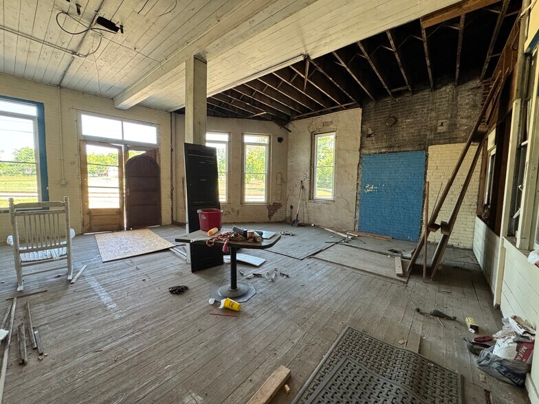 More Photos Of 123 Water St, Horse Cave Storefront Retail Residential For Sale