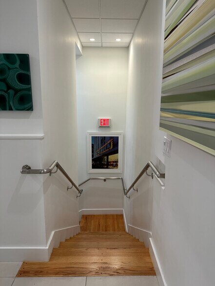 More Photos Of 335 Ne 61st St, Miami Flex For Lease