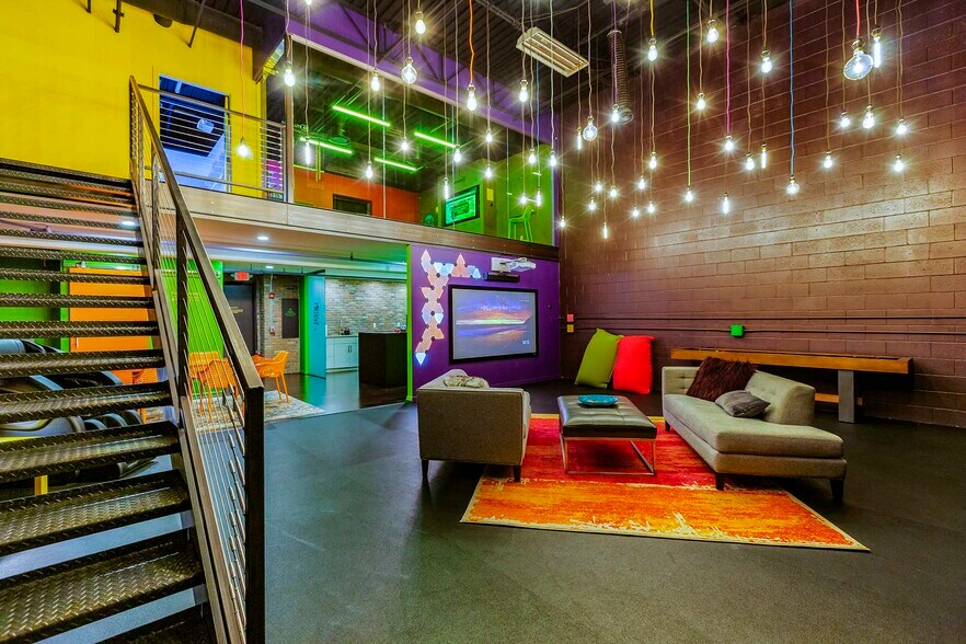 More Photos Of 10 Draper St, Woburn Warehouse For Lease