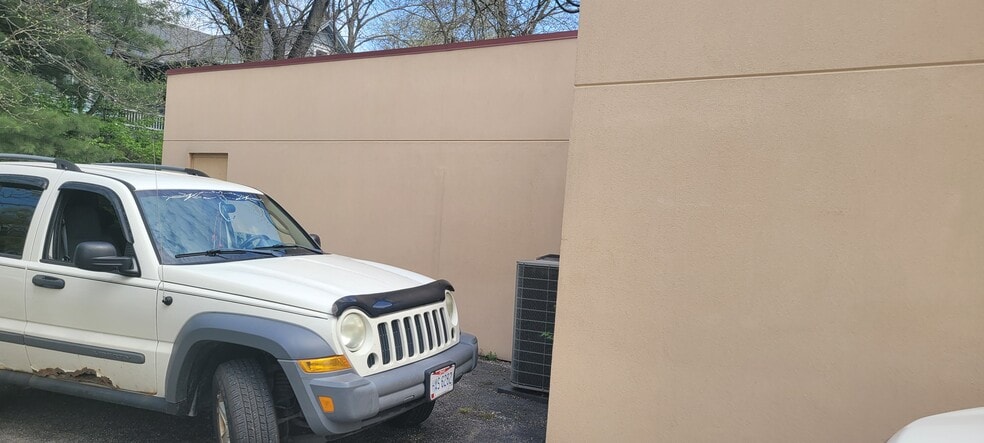 More Photos Of 122 W William St, Delaware Freestanding For Lease