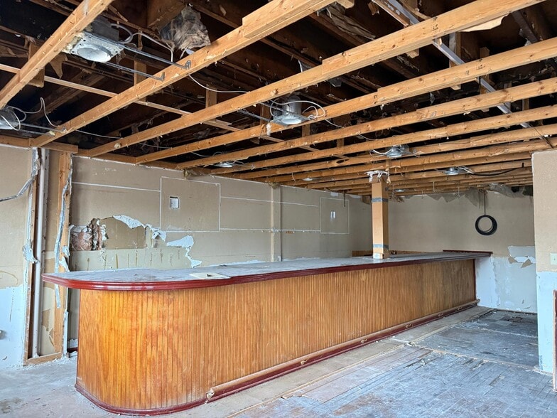 More Photos Of 135 E Cloverland Dr, Ironwood Freestanding For Sale