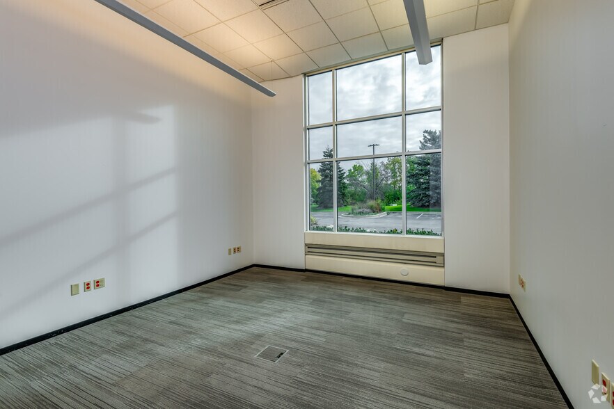 More Photos Of W233N2095 Ridgeview Pky, Waukesha Warehouse For Lease