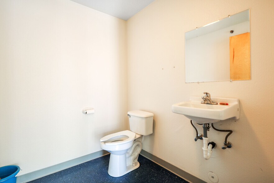 More Photos Of 1718 SE 8th Ave, Camas Warehouse For Sale