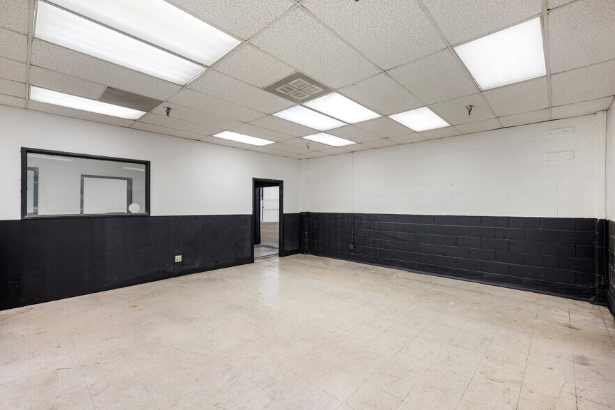 More Photos Of 1570 W Mission Blvd, Pomona Manufacturing For Lease