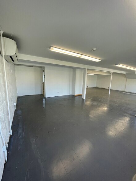 More Photos Of 215 N Waukegan Rd, Lake Bluff Convenience Store For Sale