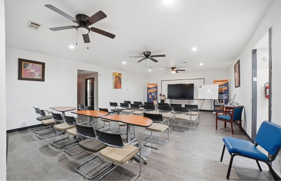 More Photos Of 2908 11th St, Dallas Office For Sale