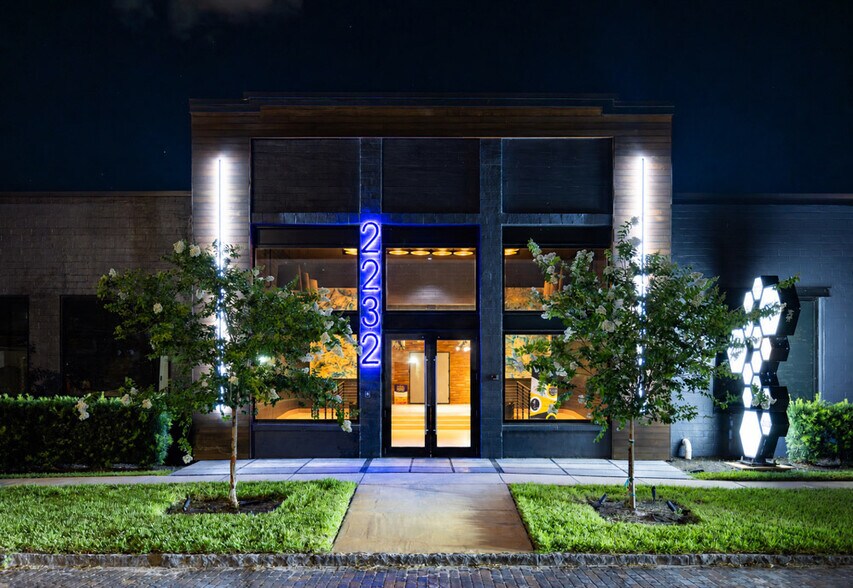 More Photos Of 2200 2nd Ave, Saint Petersburg Flex For Lease