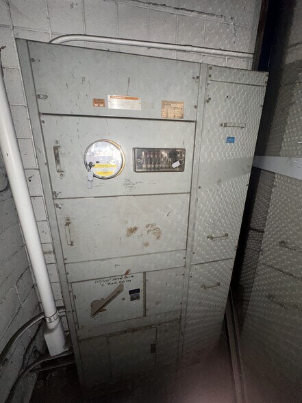 More Photos Of 1193 N Blue Gum St, Anaheim Warehouse For Sale