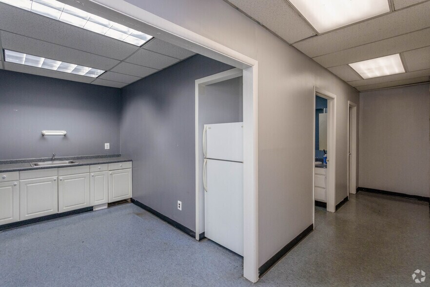 More Photos Of 141 Central Ave, Farmingdale Light Manufacturing For Lease