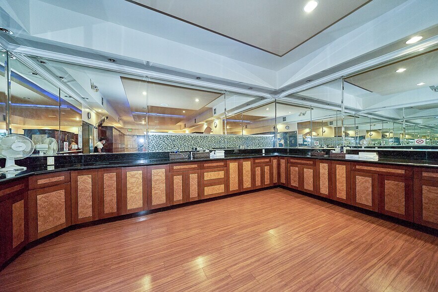 More Photos Of 10211 Balboa Blvd, Northridge Health Club For Sale