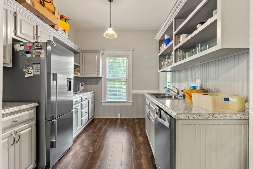 More Photos Of 514 Beatties Ford Rd, Charlotte Office For Sale