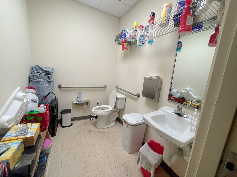 More Photos Of 1700 35th St, Orlando Warehouse For Lease