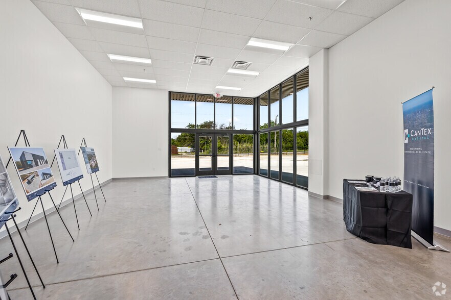 More Photos Of 5749 Parker Henderson Rd, Fort Worth Service For Lease