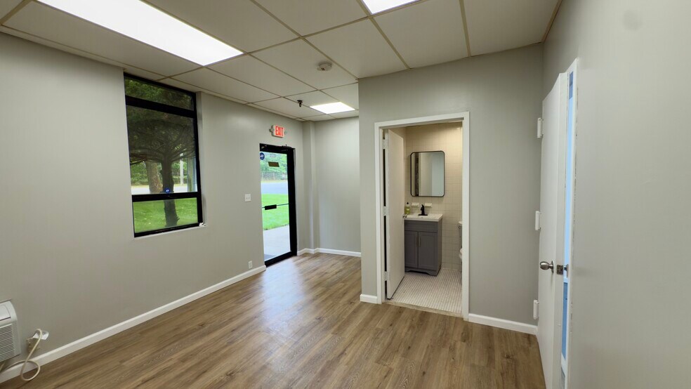 More Photos Of 1531-1563 Lincoln Ave, Holbrook Warehouse For Sale