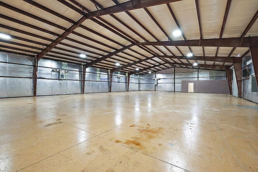 More Photos Of 3073 NE 37th Pl, Wildwood Industrial For Sale