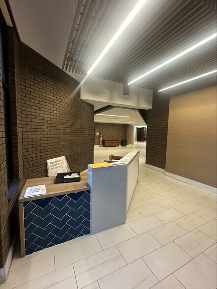 More Photos Of 720-722 N High School Rd, Indianapolis Office For Sale