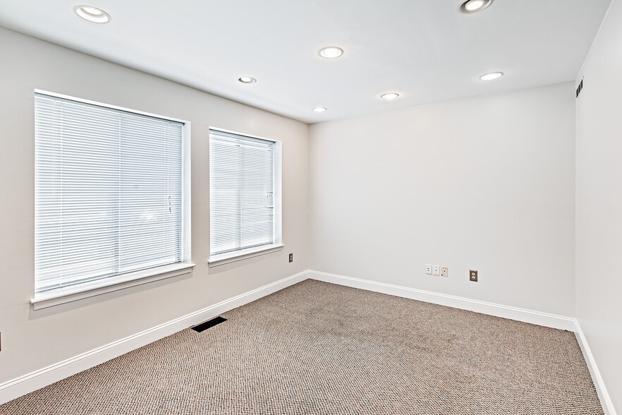 More Photos Of 5201-5215 W Woodmill Dr, Wilmington Medical For Sale