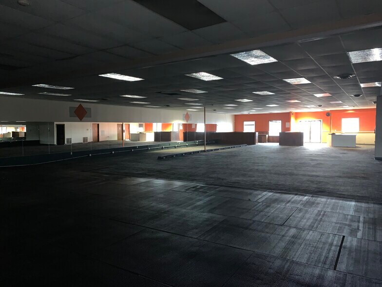 More Photos Of 1145 S Washburn St, Oshkosh Freestanding For Lease