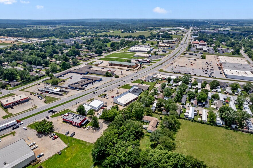 More Photos Of 1223 US-412, Siloam Springs Storefront For Lease