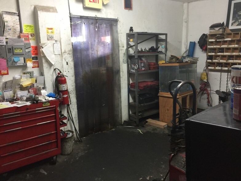 More Photos Of 3151 NW 17th Ave, Miami Auto Repair For Sale