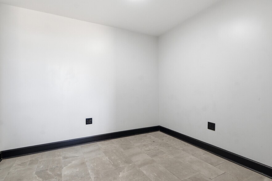 More Photos Of 805 E Prospect St, York General Retail For Sale