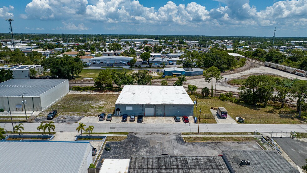 More Photos Of 2169 10th St, Sarasota Warehouse For Sale