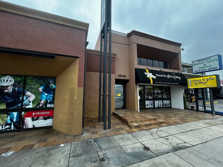 More Photos Of 22720 Ventura Blvd, Woodland Hills Storefront For Lease