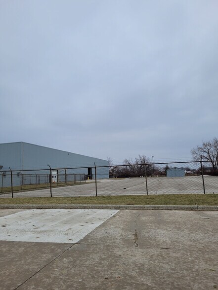 More Photos Of 125 Irwin St, Chatham Warehouse For Lease