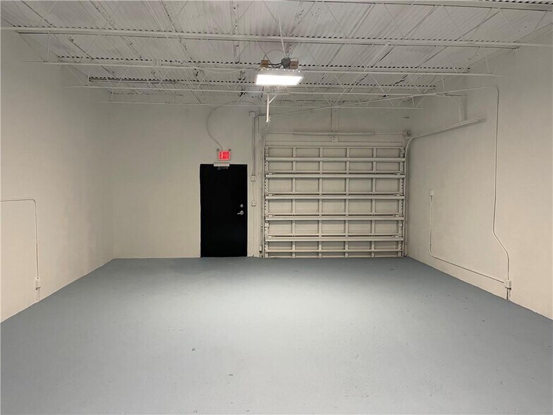 More Photos Of 665 W Prospect Rd, Oakland Park Showroom For Lease