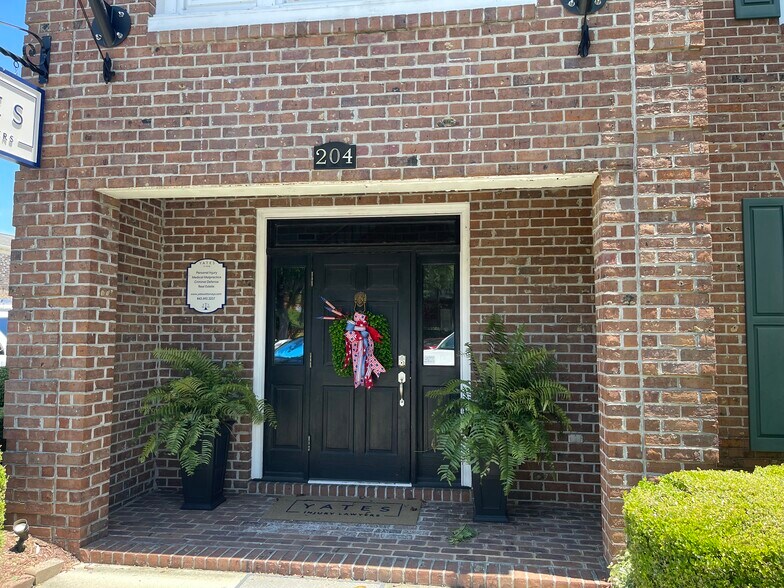 More Photos Of 204 Elm St, Conway Office For Lease