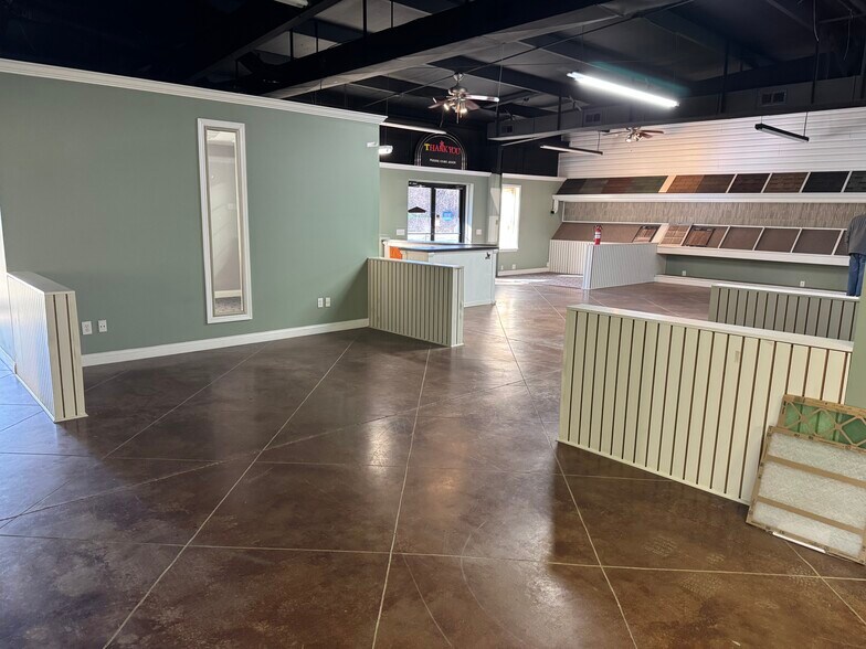 More Photos Of 1721 E Ridgewood Rd, Jasper Light Distribution For Lease
