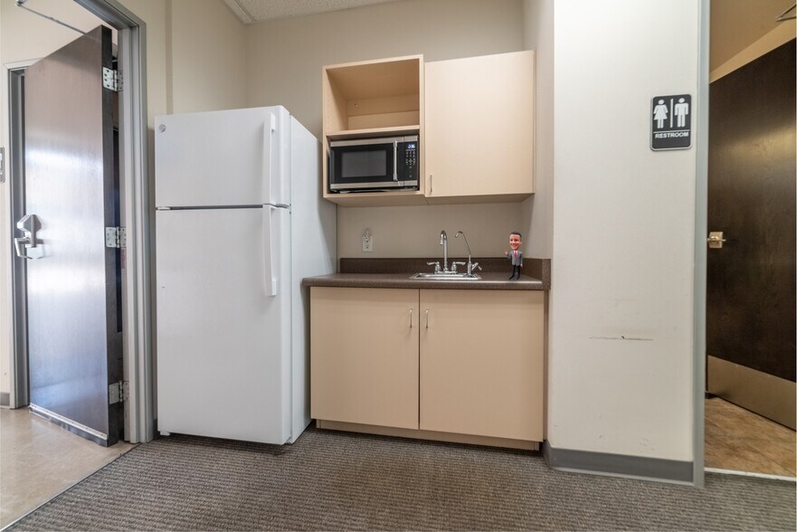 More Photos Of 216 Avenida Fabricante, San Clemente Light Distribution For Sale