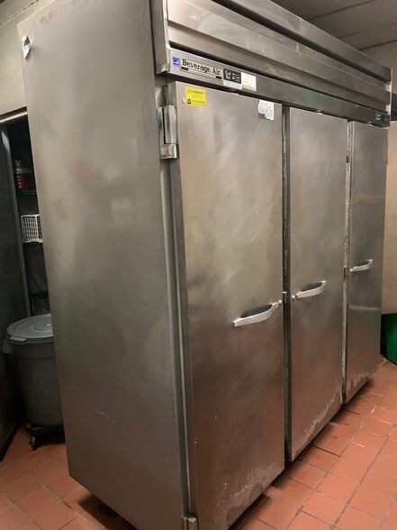 More Photos Of 296 Hegenberger Rd, Oakland Restaurant For Sale