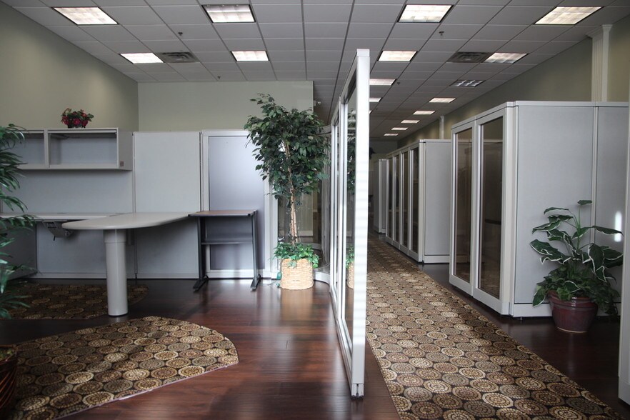 More Photos Of 4-6 Barlows Landing Rd, Pocasset Storefront Retail Office For Sale