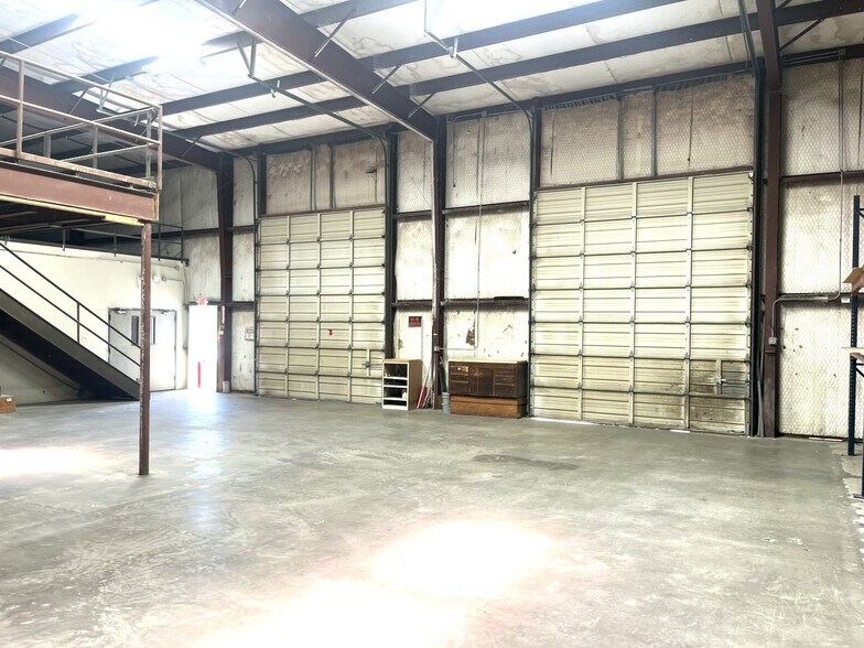 More Photos Of 914 Arroyo St, San Angelo Warehouse For Lease