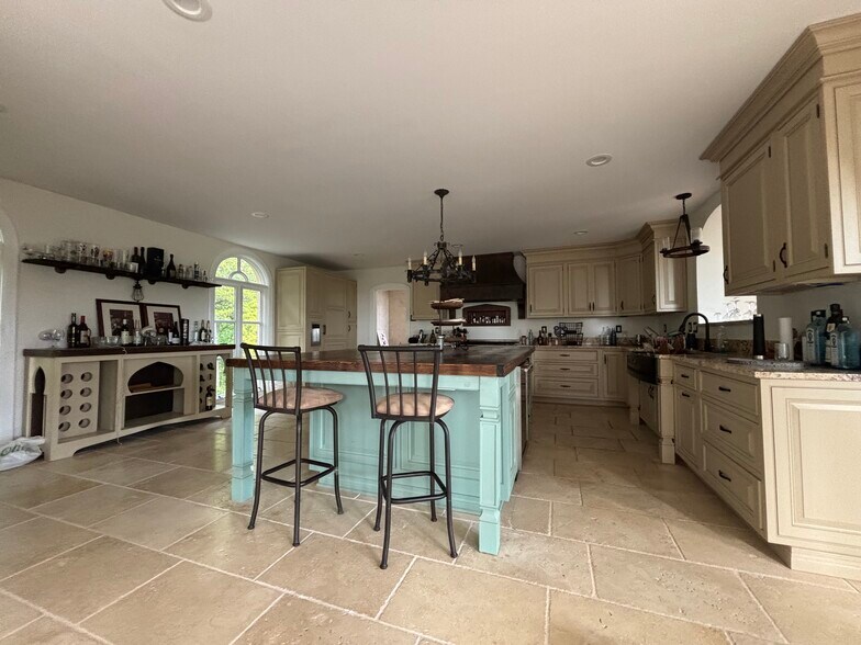 More Photos Of 11500 Springridge Rd, Potomac Specialty For Sale