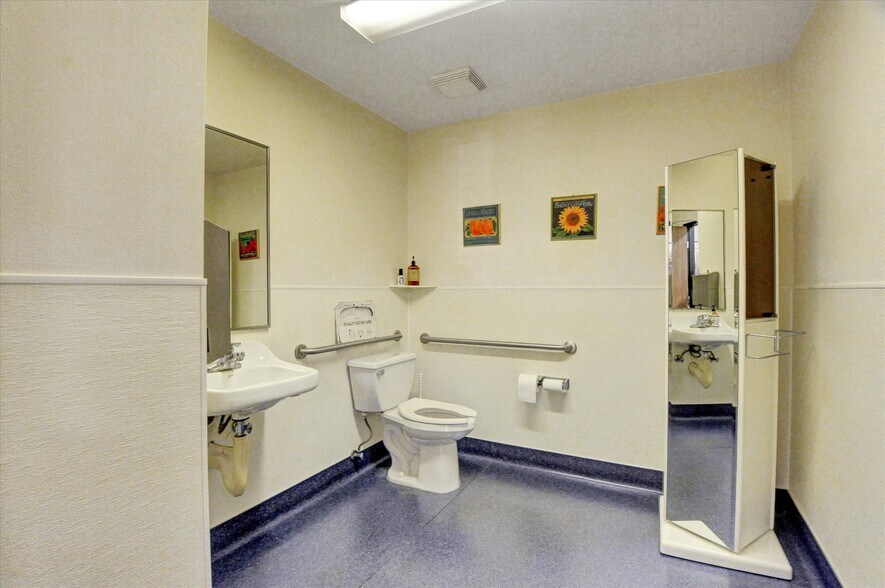 More Photos Of 920 W 10th St, Azusa Warehouse For Sale